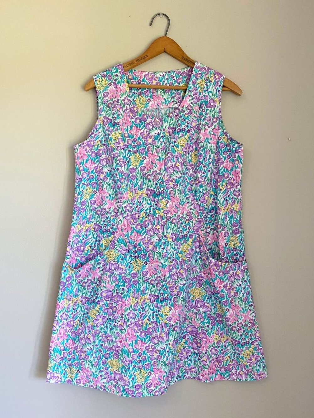Vintage Sleeveless House Dress / Purple Floral Print Cotton / 80s / Size Large